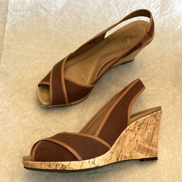 CIRCA JOAN & DAVID Sling Back Wedge Heels Luxe Series. Brown and Tan. Size 7. - Picture 1 of 10